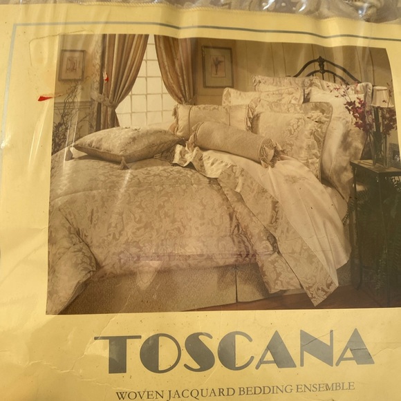 NWT toscana woven jacquard queen comforter set - Picture 1 of 4